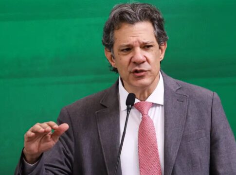 O ministro Fernando Haddad gesticula ao falar ao microfone