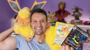 Homem posando para a câmera com pelúcias e cartas de Pokémon