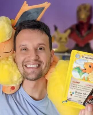 Homem posando para a câmera com pelúcias e cartas de Pokémon