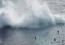 Momento em que uma onda gigante se choca contra a estrutura de uma piscina natural
