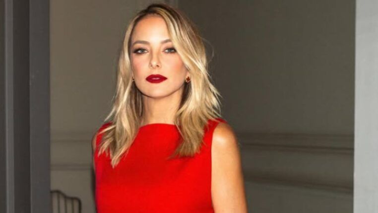 Ticiane Pinheiro (loira, olhos claros) em traje de gala olhando para a câmera