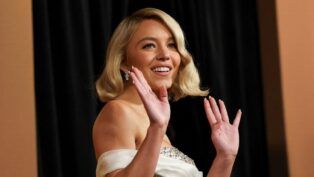 Sydney Sweeney (loira, olhos azuis, vestido branco) posando para foto no evento do Oscar