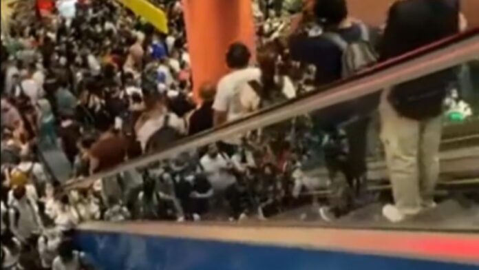 Multidão lota estação da Linha 4-Amarela