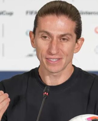 Treinador Filipe Luís concedendo entrevista coletiva