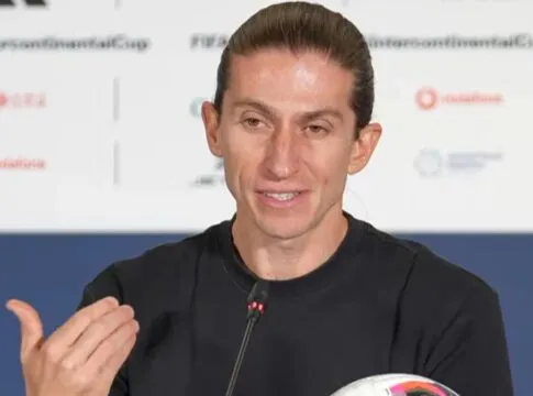 Treinador Filipe Luís concedendo entrevista coletiva