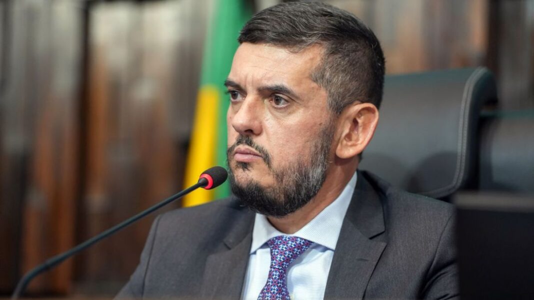 Rodrigo Bacellar fala ao microfone durante sessão da Alerj