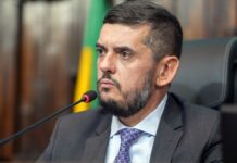 Rodrigo Bacellar fala ao microfone durante sessão da Alerj