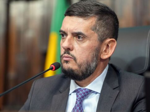 Rodrigo Bacellar fala ao microfone durante sessão da Alerj