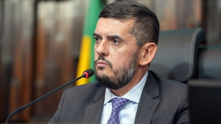 Rodrigo Bacellar fala ao microfone durante sessão da Alerj