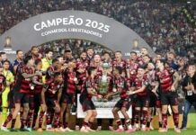 Jogadores do Flamengo levantam o troféu da Libertadores no gramado