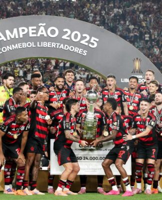 Jogadores do Flamengo levantam o troféu da Libertadores no gramado