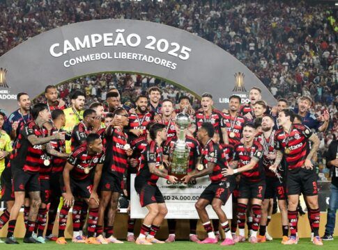 Jogadores do Flamengo levantam o troféu da Libertadores no gramado