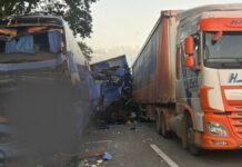 Dois caminhões e um ônibus aparecem na imagem danificados