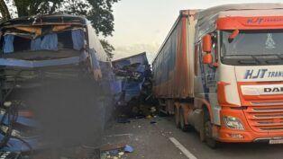 Dois caminhões e um ônibus aparecem na imagem danificados