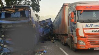 Dois caminhões e um ônibus aparecem na imagem danificados