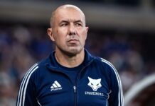 Leonardo Jardim (homem careca de blusa moletom azul do Cruzeiro) observa atentamente o time durante o jogo contra o Corinthians
