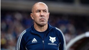 Leonardo Jardim (homem careca de blusa moletom azul do Cruzeiro) observa atentamente o time durante o jogo contra o Corinthians