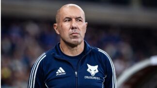Leonardo Jardim (homem careca de blusa moletom azul do Cruzeiro) observa atentamente o time durante o jogo contra o Corinthians