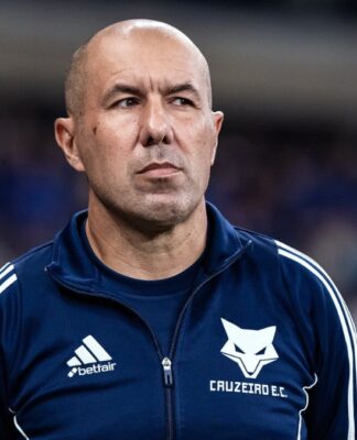 Leonardo Jardim (homem careca de blusa moletom azul do Cruzeiro) observa atentamente o time durante o jogo contra o Corinthians