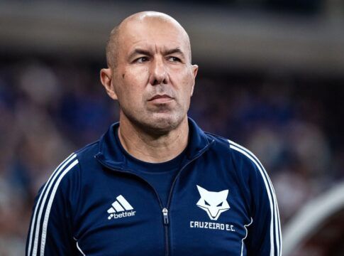 Leonardo Jardim (homem careca de blusa moletom azul do Cruzeiro) observa atentamente o time durante o jogo contra o Corinthians