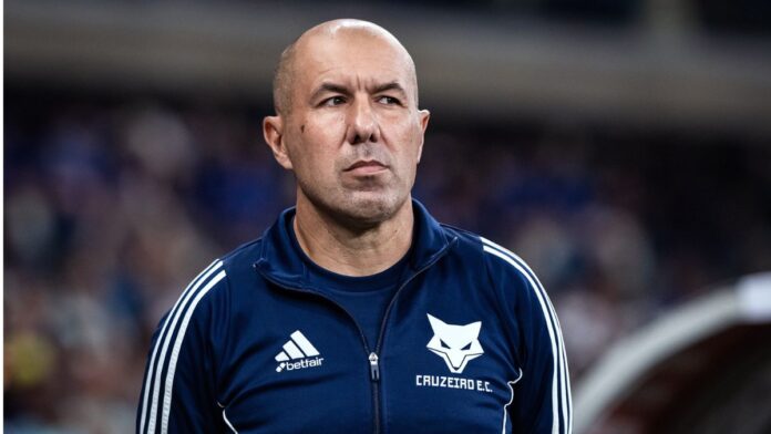 Leonardo Jardim (homem careca de blusa moletom azul do Cruzeiro) observa atentamente o time durante o jogo contra o Corinthians