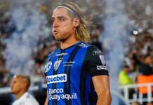 Atacante Claudio Spinelli (loiro, vestindo uniforme do Independiente del Valle) entrando em campo