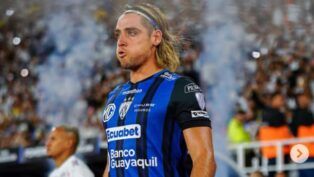 Atacante Claudio Spinelli (loiro, vestindo uniforme do Independiente del Valle) entrando em campo