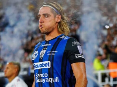 Atacante Claudio Spinelli (loiro, vestindo uniforme do Independiente del Valle) entrando em campo
