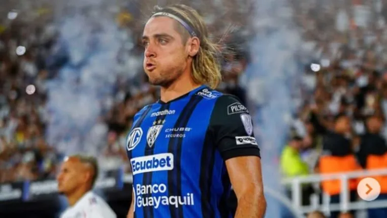 Atacante Claudio Spinelli (loiro, vestindo uniforme do Independiente del Valle) entrando em campo