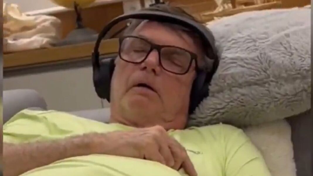 Jair Bolsonaro dormindo com fone de ouvido