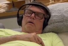 Jair Bolsonaro dormindo com fone de ouvido