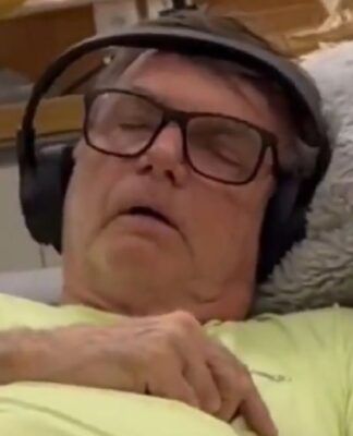 Jair Bolsonaro dormindo com fone de ouvido