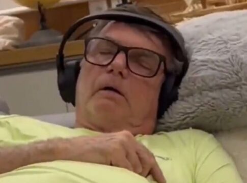 Jair Bolsonaro dormindo com fone de ouvido