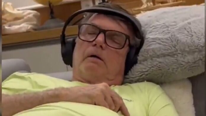 Jair Bolsonaro dormindo com fone de ouvido