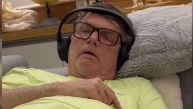 Jair Bolsonaro dormindo com fone de ouvido