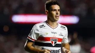 Jogador Oscar atuando em campo pelo São Paulo