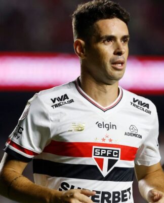 Jogador Oscar atuando em campo pelo São Paulo