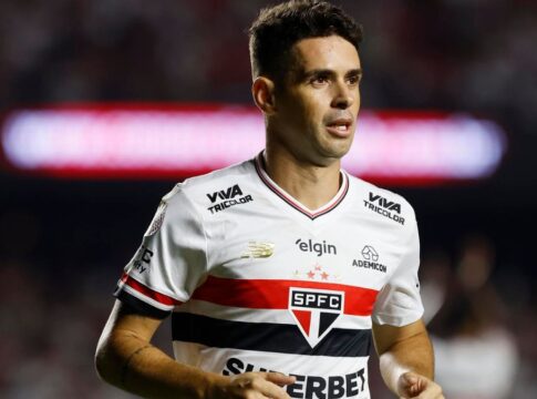 Jogador Oscar atuando em campo pelo São Paulo