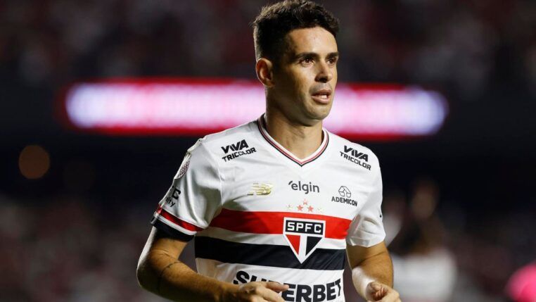 Jogador Oscar atuando em campo pelo São Paulo