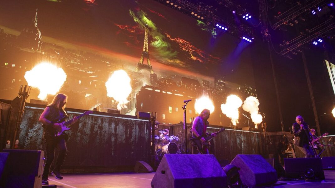 Banda Iron Maiden se apresentando ao vivo em Manchester