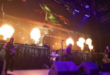 Banda Iron Maiden se apresentando ao vivo em Manchester