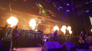 Banda Iron Maiden se apresentando ao vivo em Manchester