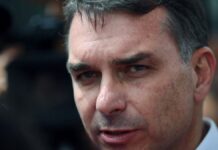 Foto em close de Flávio Bolsonaro