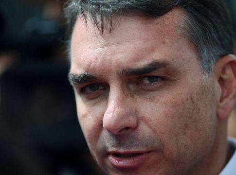 Foto em close de Flávio Bolsonaro