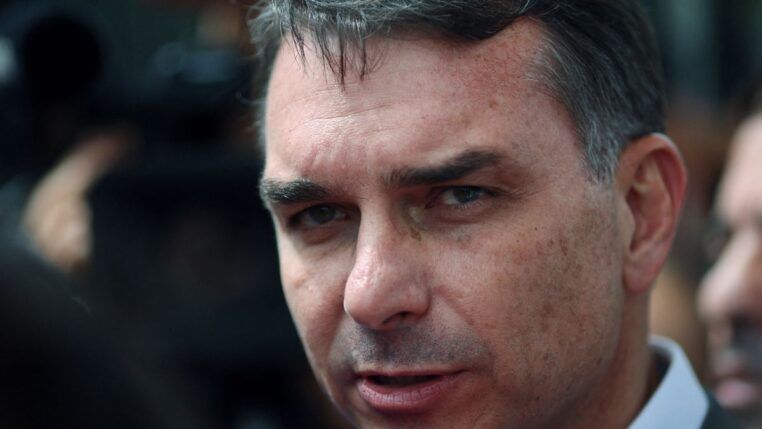 Foto em close de Flávio Bolsonaro