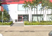 Foto da frente de uma agência Bradesco