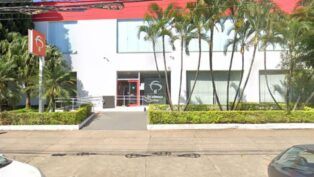 Foto da frente de uma agência Bradesco