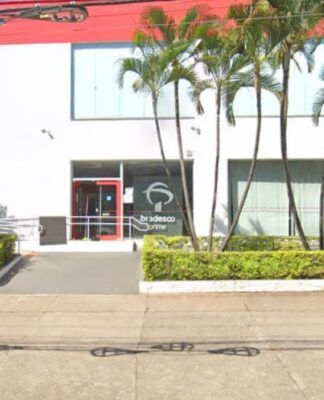 Foto da frente de uma agência Bradesco
