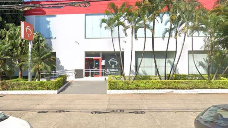 Foto da frente de uma agência Bradesco