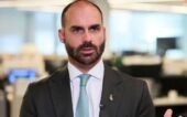 Eduardo Bolsonaro, de terno e gravata, durante entrevista